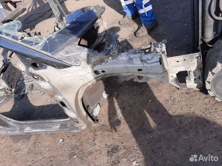 Передняя правая четверть сценик 2