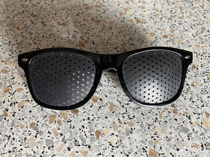 Очки с перфорацией