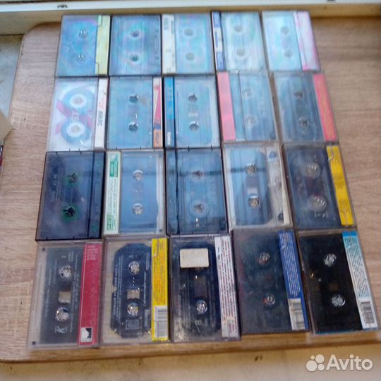 Полка для аудио кассет с кассетами