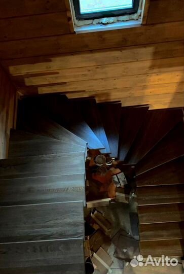 Лестница с забежными ступенями в коттедж