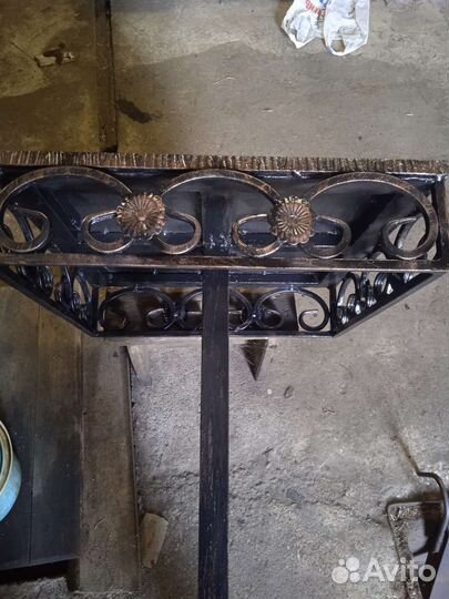 Стол и скамейка на кладбище