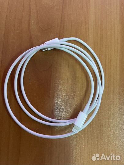 Оригинальный кабель на iPhone
