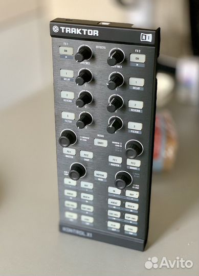 Native Instruments Traktor Kontrol X1 контроллер