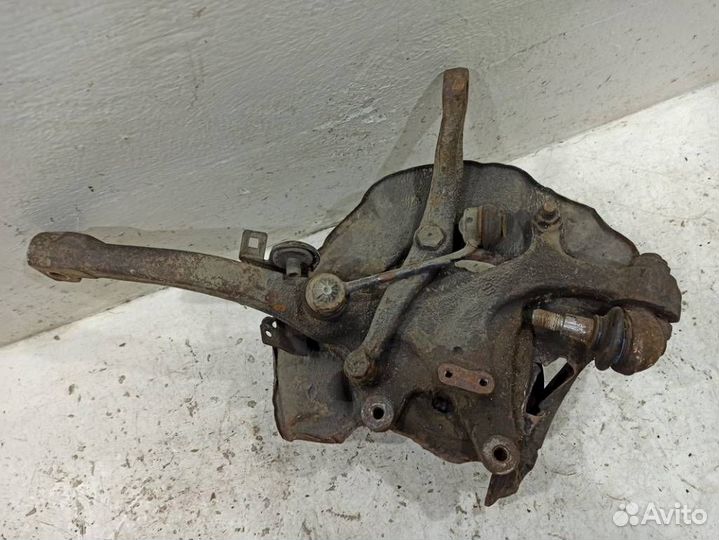 Кулак передний правый A1403320802