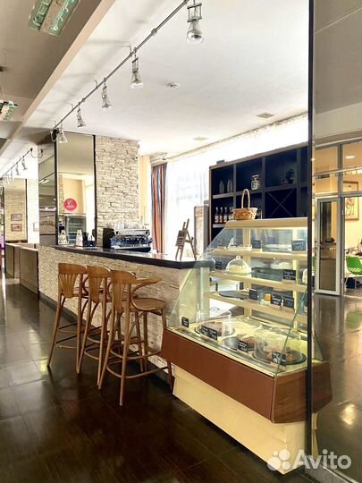 Бармен в кафе «Иstory» отеля, Иркутск