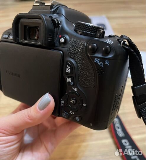 Зеркальный фотоаппарат Canon 600D