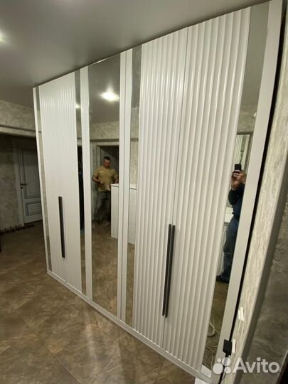 Шкаф с рефленым фасадом