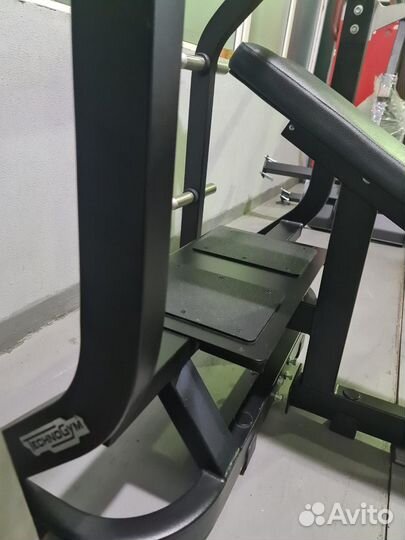 Скамья для жима наклонная Technogym
