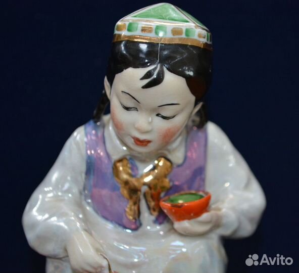 Фарфоровая статуэтка- узбечка С чайником 1960. дул