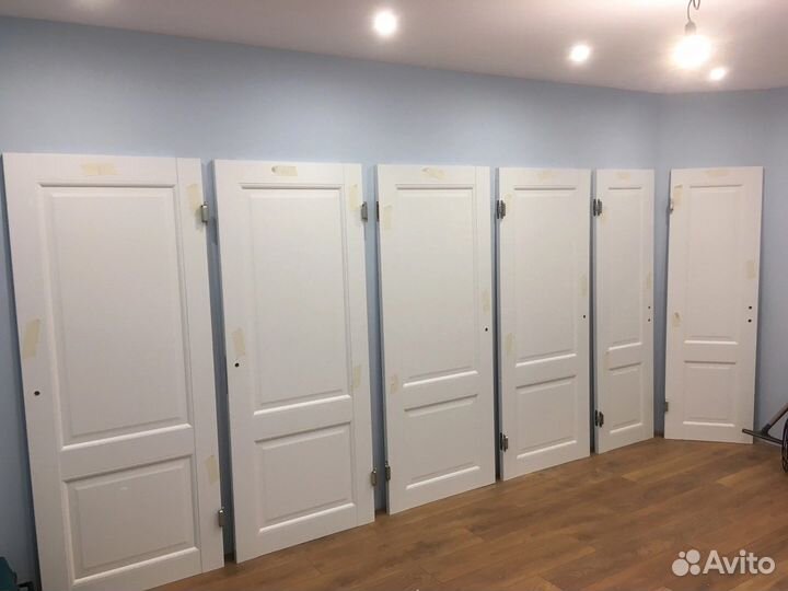 Двери со склада белые и под дерево