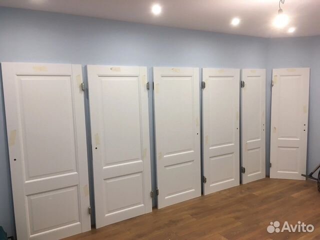 Двери со склада белые и под дерево