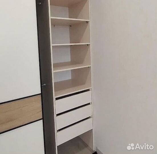 Книжный шкаф