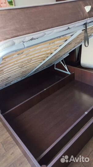 Кровать с подъемным механизмом 180х200