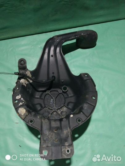 Кронштейн запасного колеса Land Rover Freelander