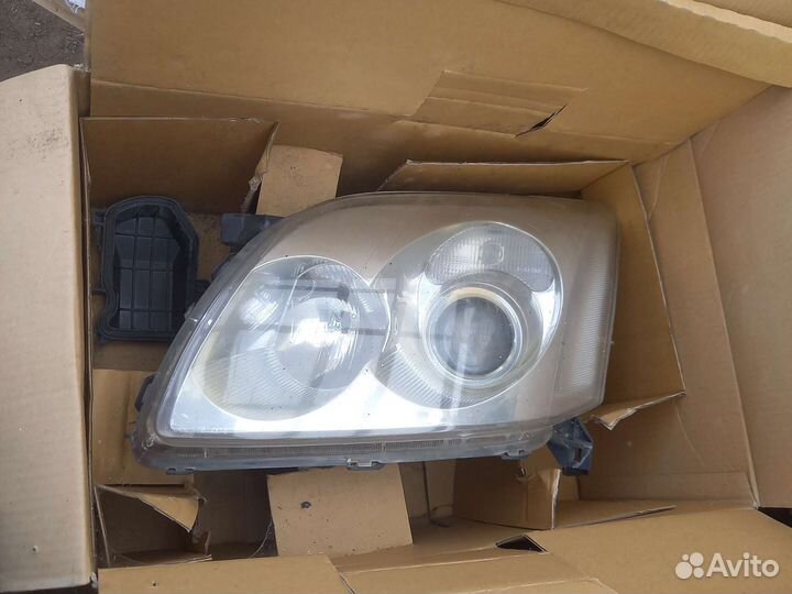 Фары передние авенсис