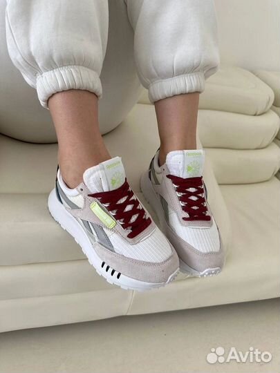 Кроссовки женские