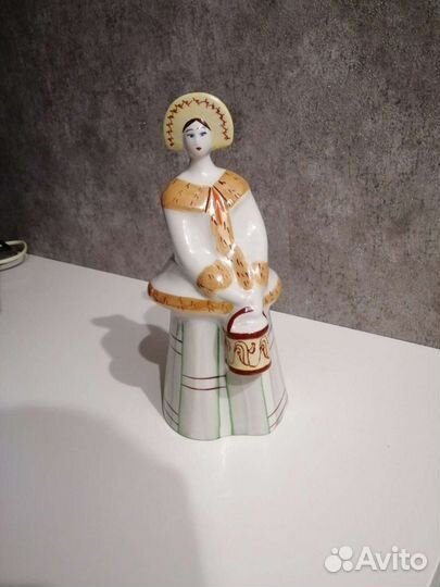Фарфоровая фигура Девушка с ведром Бронницы