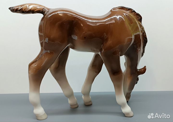 Пасущийся жеребёнок,конь,статуэтка лфз, германия