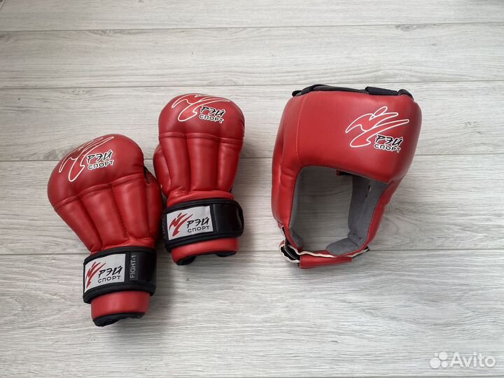 Боксерский шлем и перчатки