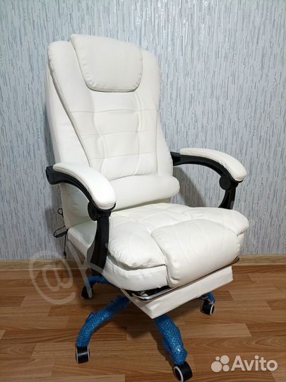 Компьютерное кресло с вибромассажем белого цвета