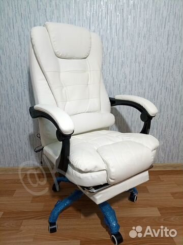 Компьютерное кресло с вибромассажем белого цвета