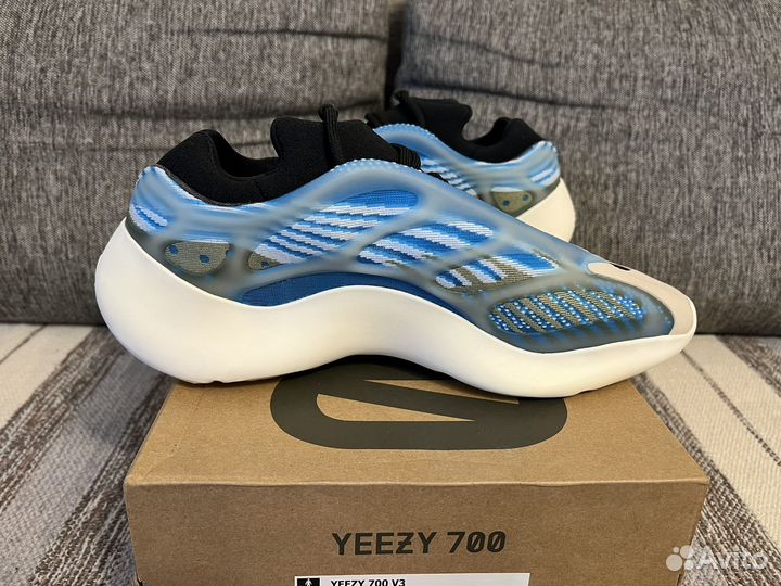 Adidas yeezy boost 700 v3