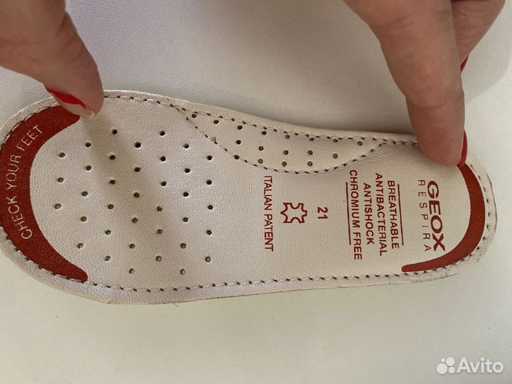 Продам детские ботинки весна