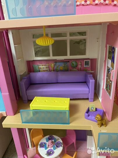 Большой кукольный домик с мебелью