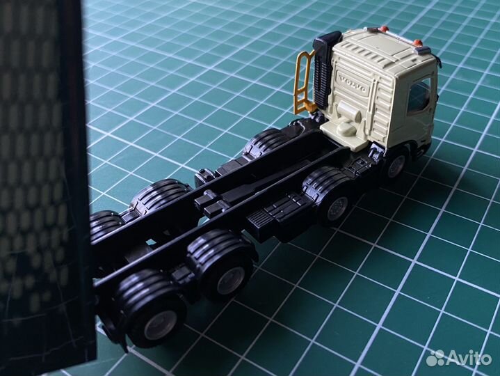 Коллекционная модель грузовика Volvo FMX 8x4