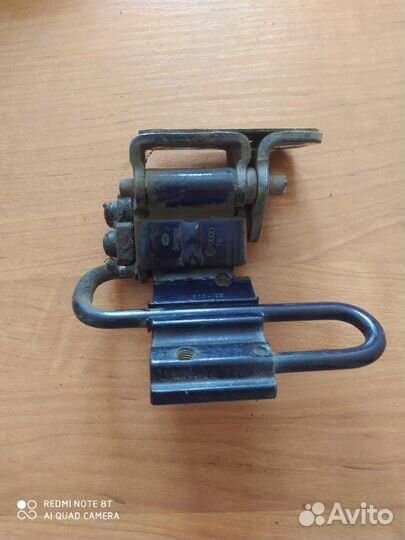 Петля двери задняя правая Volkswagen Passat B5