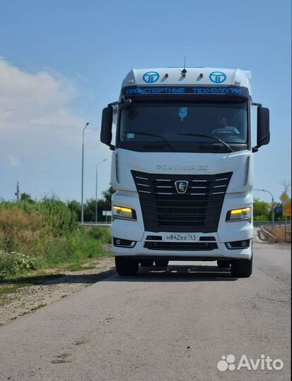 Водитель на седельном тягаче