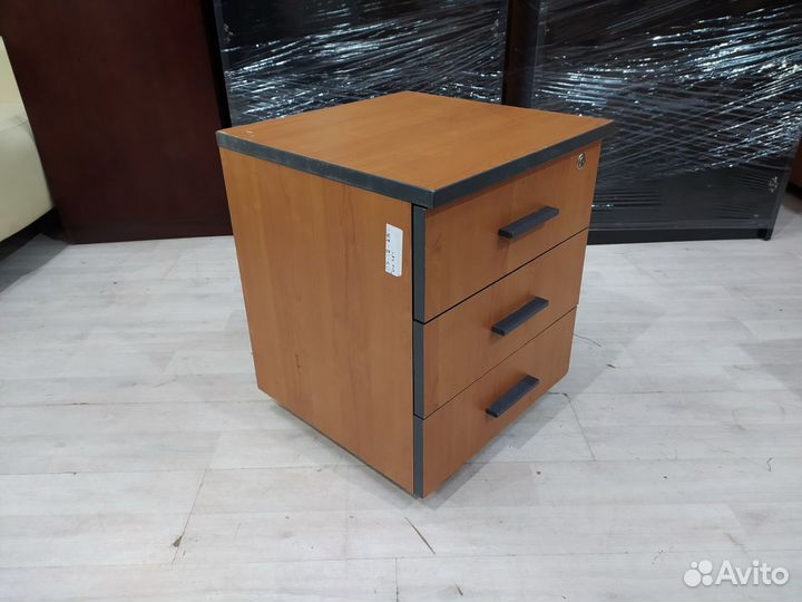 Тумба подкатная, 3 ящика б/у 09327