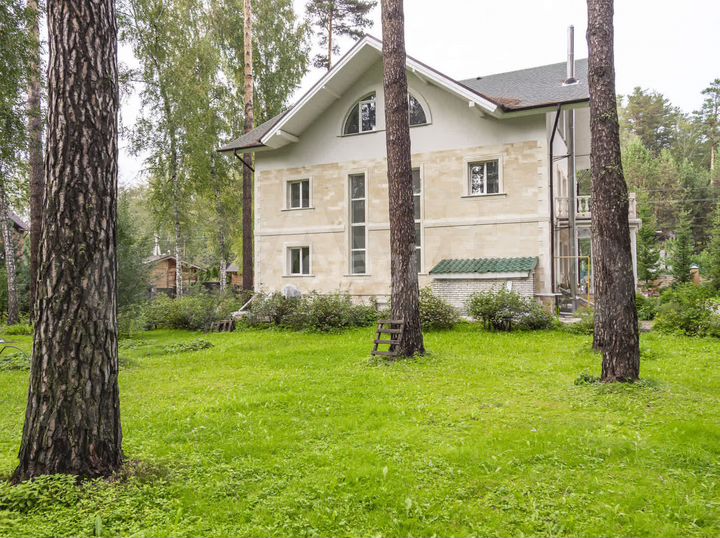 Коттедж 300 м² на участке 15 сот.