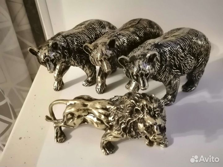 Медведи и лев бронза