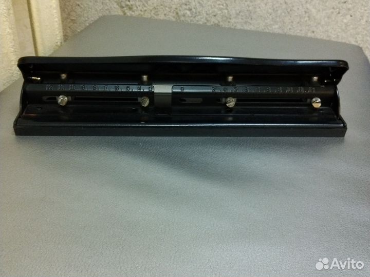 Дырокол на 4 отверстия