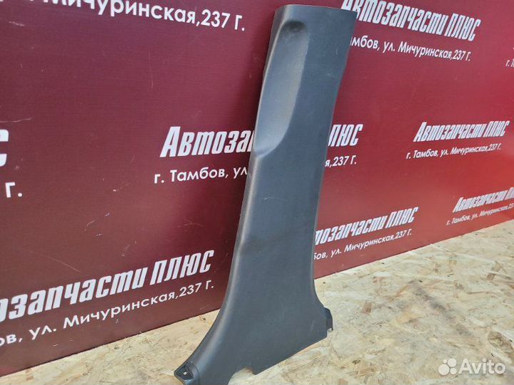 Обшивка средней стойки правая Toyota Auris