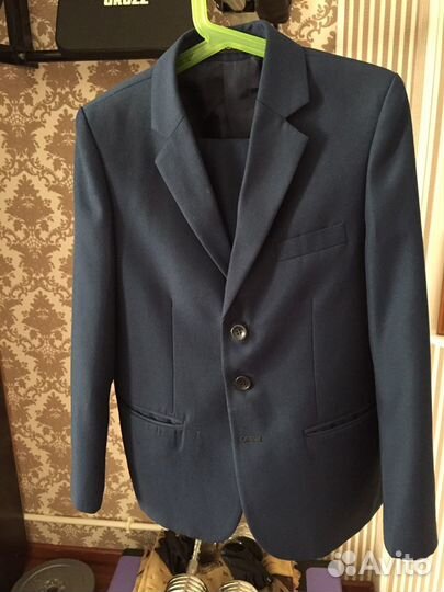 Школьный костюм + рубашка в прдарок