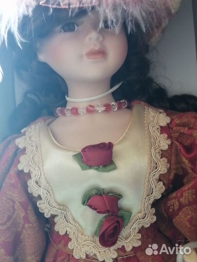 Кукла фарфоровая