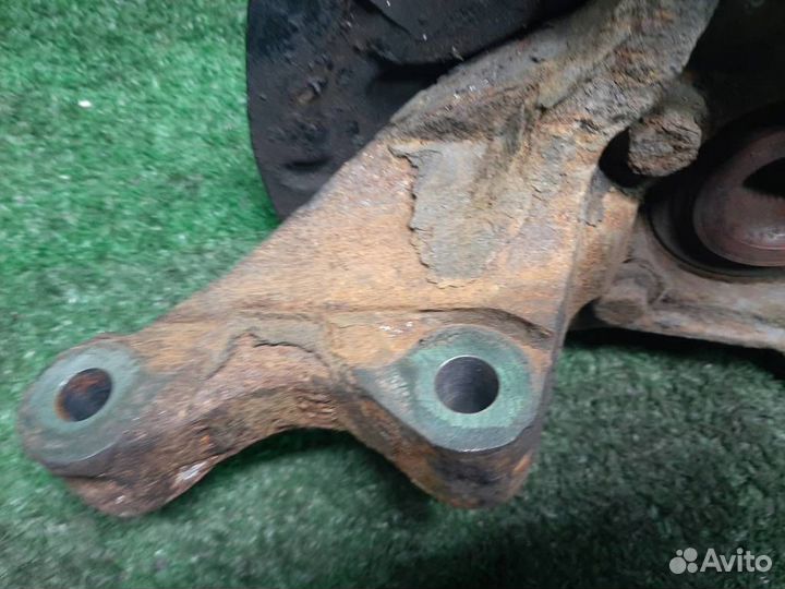 Кулак передний правый Volvo XC90 2006