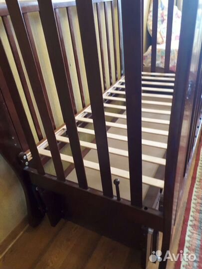 Детская кроватка с маятником