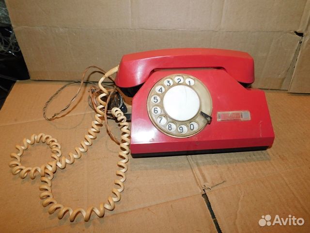 Советский дисковый телефон красного цвета СССР