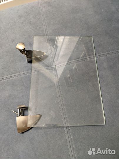 Стеклянная полочка на хромированных крепежах