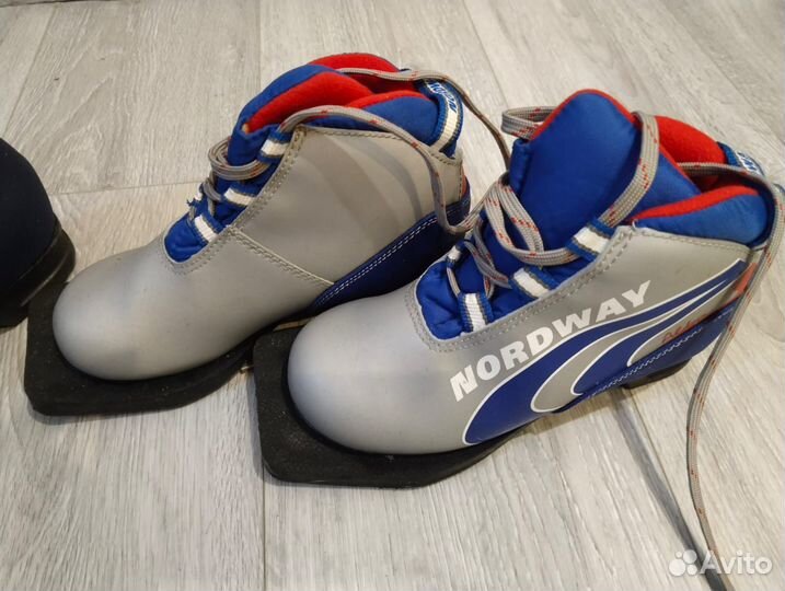 Лыжи беговые с ботинками и палки. бу