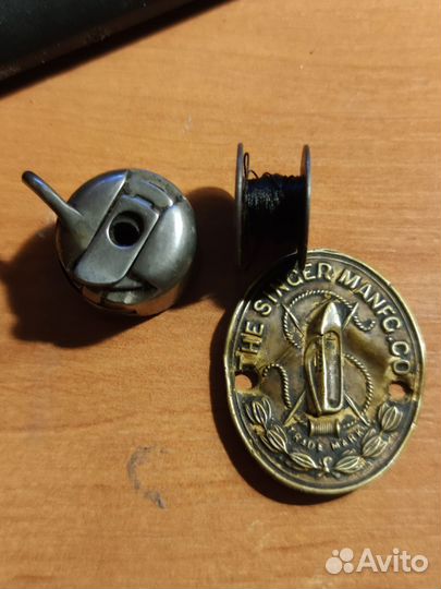 Челнок со шпулей от машинки Singer -чайка