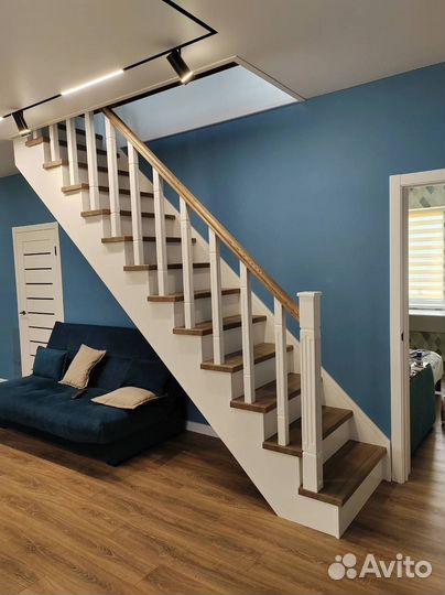 Лестница из ясеня на металлическом каркасе