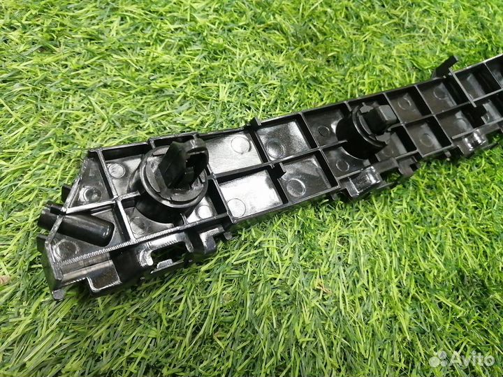 Крепление бампера переднее правое Lexus Lx570