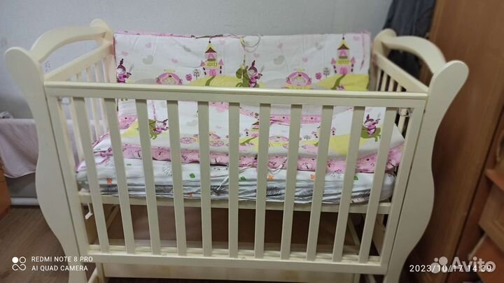 Детская кроватка с поперечным маятником