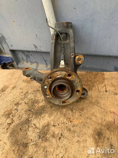 Кулак передний правый Volvo XC60 ступица хс6