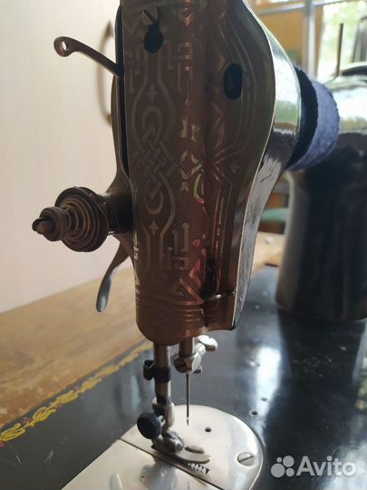Машинка швейная ножная ретро