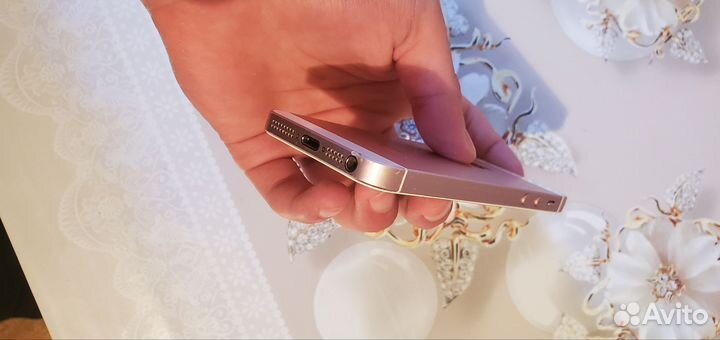 iPhone SE, 32 ГБ